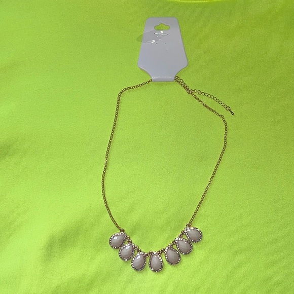 🛍NEW 🛍 PRETTY Costume NECKLACE in package . - Picture 3 of 3